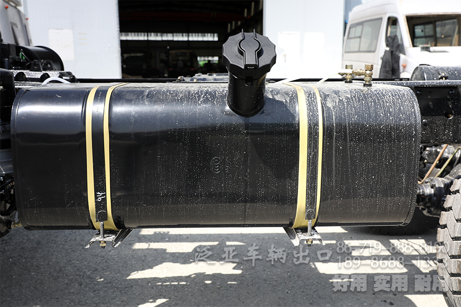 新款卡车底盘,六驱卡车,山猫越野车底盘,专用车改装,6*6出口型卡车,平头2082,后八轮越野车