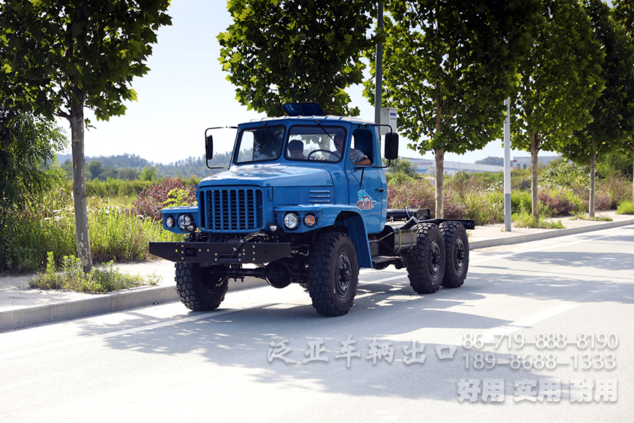 东风经典款Eq2082六驱越野底盘，尖头双玻璃越野底盘，170/190马力格栅脸军车