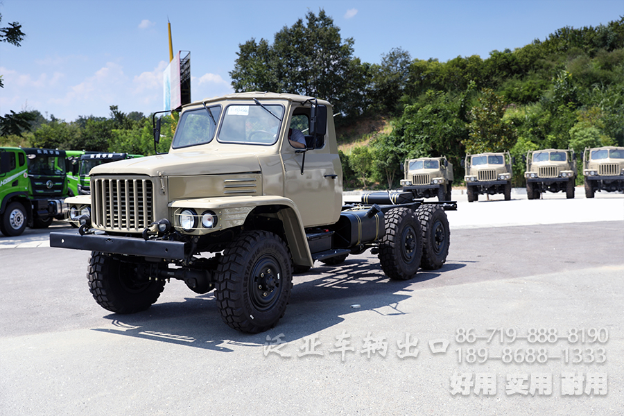 东风尖头EQ2082六驱越野底盘，经典双玻璃越野底盘，190马力格栅脸专用车