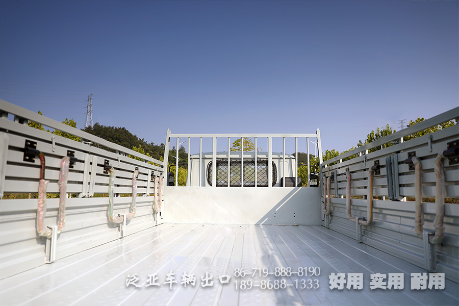 东风EQ2100,东风全驱越野卡车,长头EQ2100,六驱越野运兵车,6*6尖头载货汽车,六驱载货汽车,运兵卡车,长头卡车,210马力卡车,越野运兵车