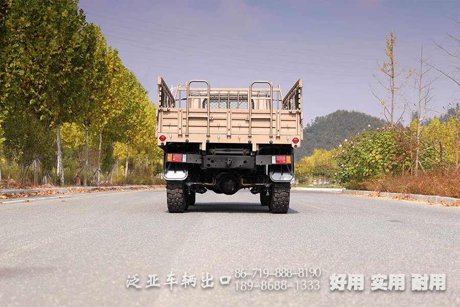 东风25Y,军绿色越野卡车,运兵车,EQ2082,带绞盘的越野车,尖头货车