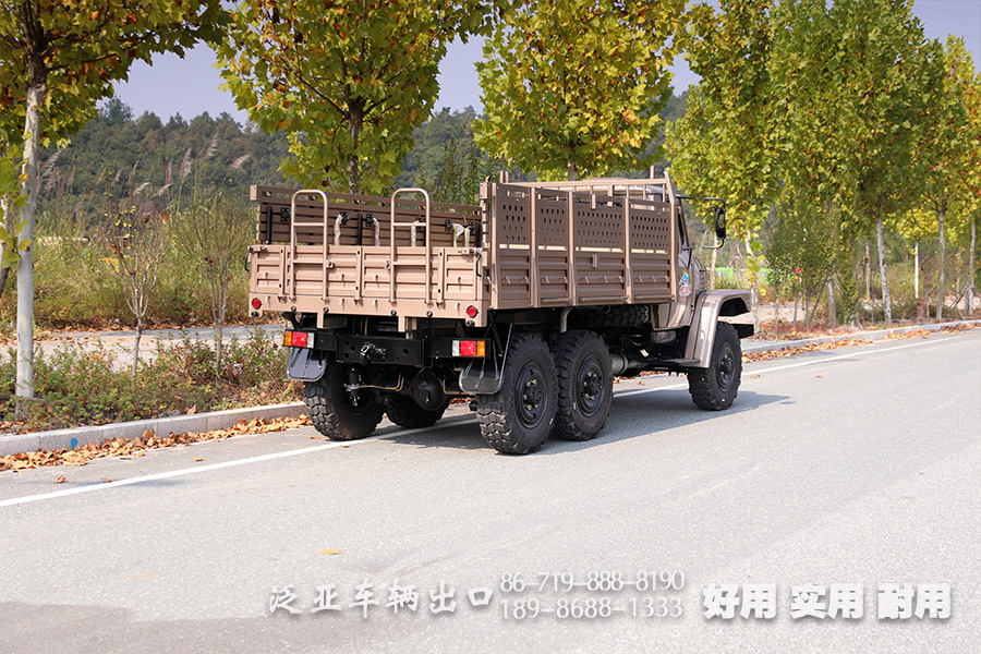 东风25Y,军绿色越野卡车,运兵车,EQ2082,带绞盘的越野车,尖头货车