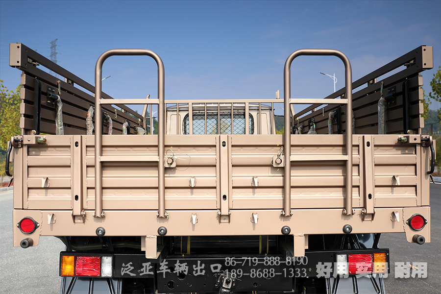 东风25Y,军绿色越野卡车,运兵车,EQ2082,带绞盘的越野车,尖头货车