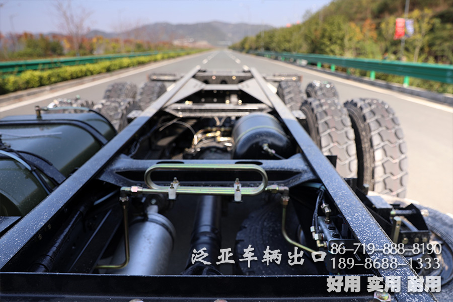 东风六驱、大马力底盘、越野运输车底盘、210马力底盘、出口专用底盘