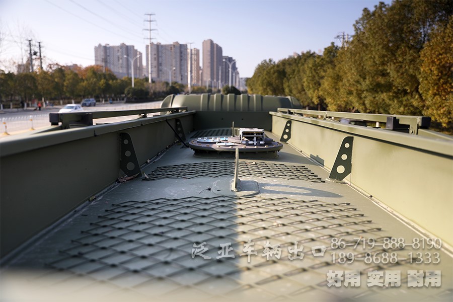 东风6x4、东风6x6、油罐车、加油车、罐式加油车、东风6x4越野油罐车、平头卧铺加油车