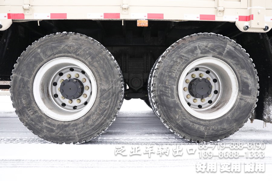 东风8x4仓栅车，东风平头一排半驾驶室，东风重型仓栅车，东风大承载力越野卡车，东风十二档变速卡车，东风420L油箱，仓栅运输车，大马力卡车