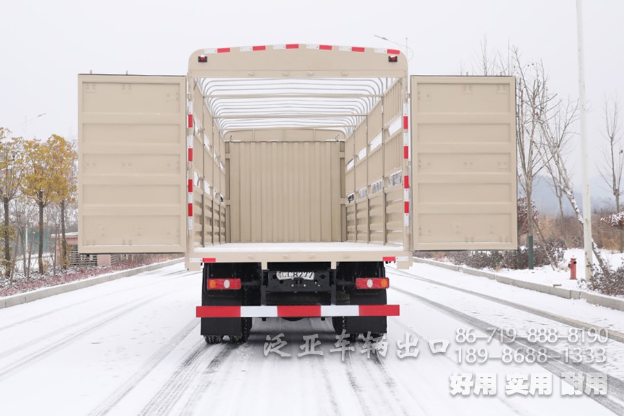 东风8x4仓栅车，东风平头一排半驾驶室，东风重型仓栅车，东风大承载力越野卡车，东风十二档变速卡车，东风420L油箱，仓栅运输车，大马力卡车