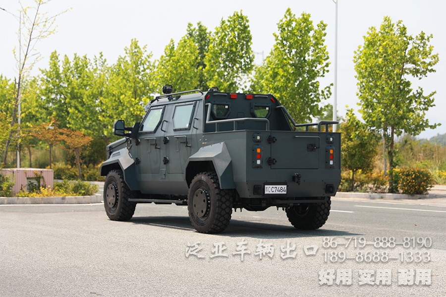 装甲车、皮卡车