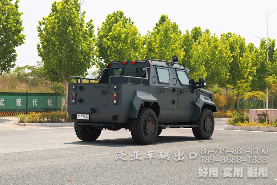 装甲车、皮卡车