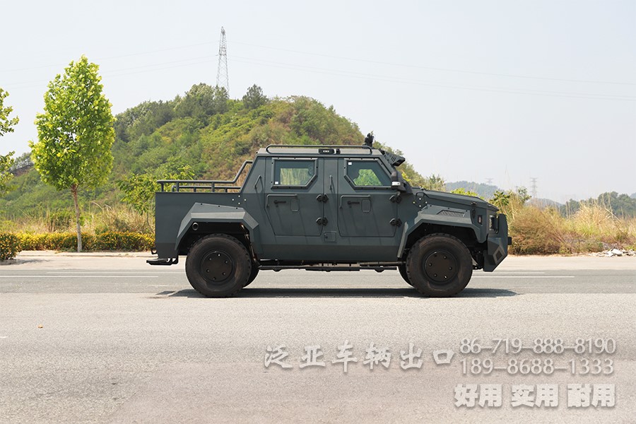 装甲车、皮卡车
