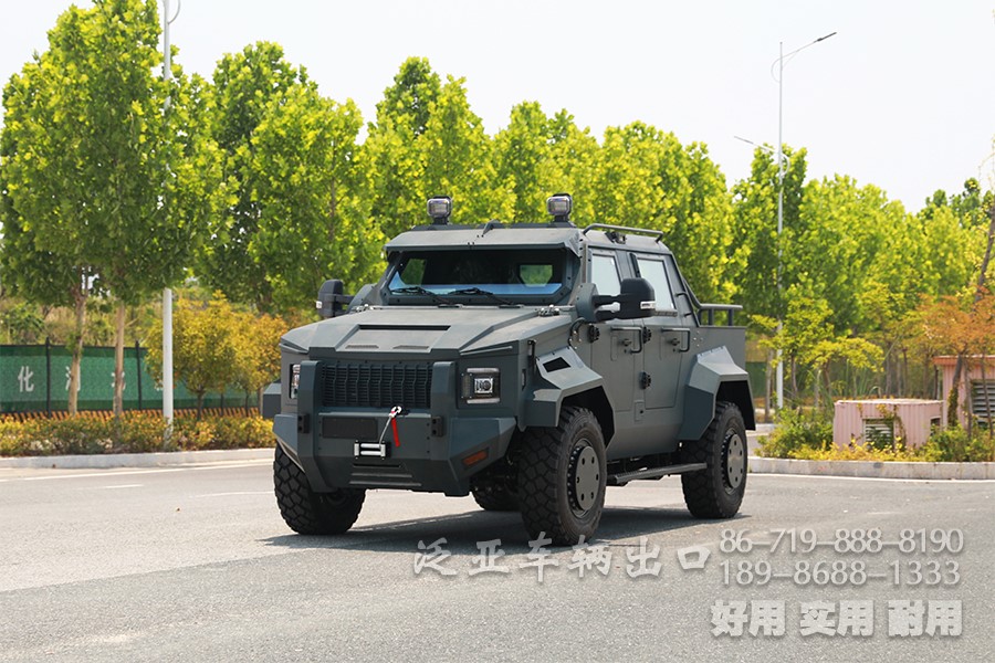 装甲车、皮卡车