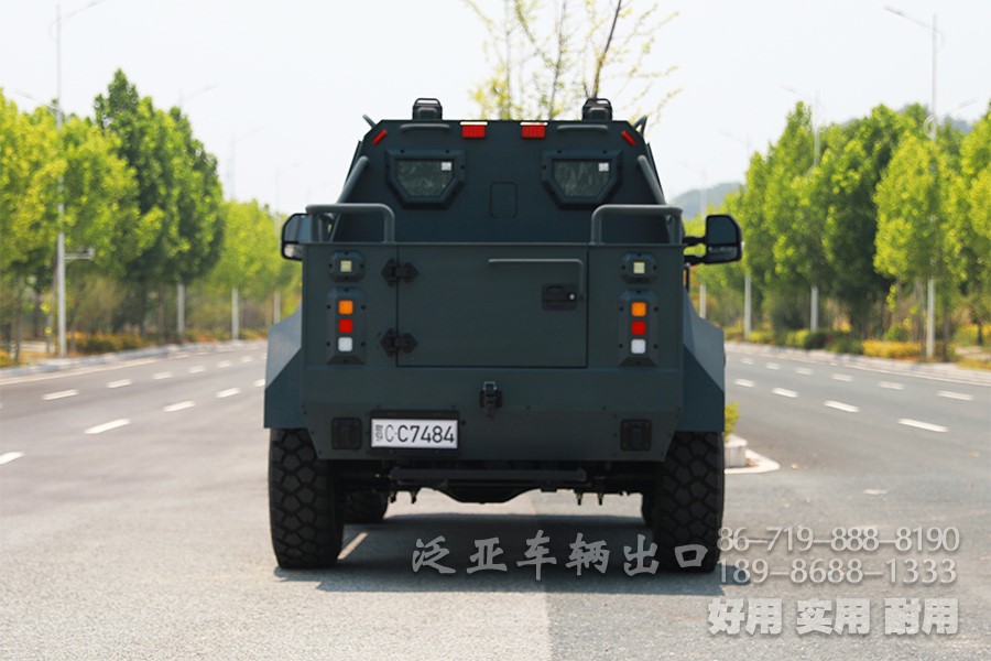 装甲车、皮卡车