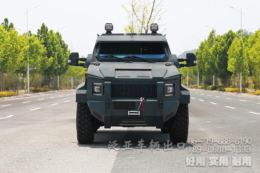 装甲车、皮卡车