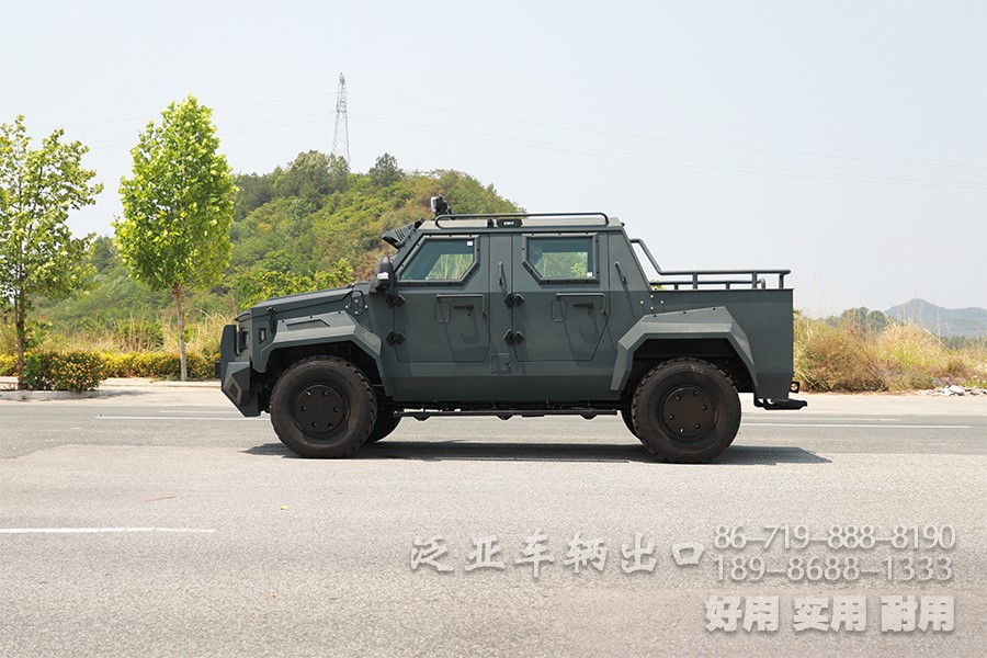 装甲车、皮卡车